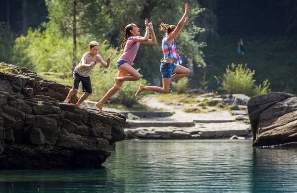 Go for a long dip in Caumasee