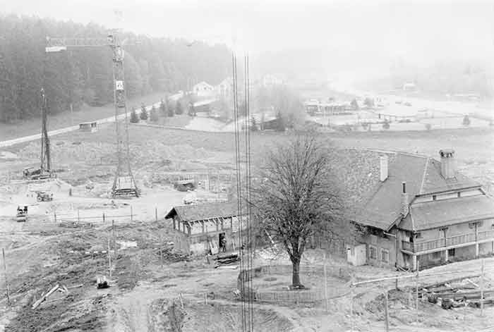 Construction-de-la-Nouvelle-École---la-Ferme-au-milieu-des-grues_001