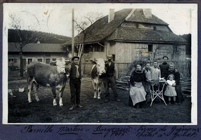 La-Famille-Martin-Borgeaud-devant-la-Ferme_001