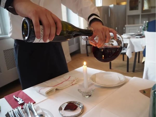 Li Yifu lernt den Weinservice bei EHL Passugg