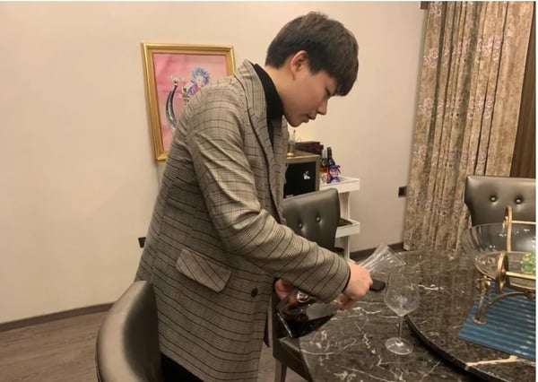 Li Yifu übt zu Hause weiter Weinservice