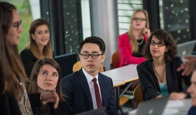 future_of_swiss_banking_students_discussing.jpg
